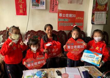 清潔老婦獨力顧植物人夫　幼童扮聖誕小天使「送禮到家」