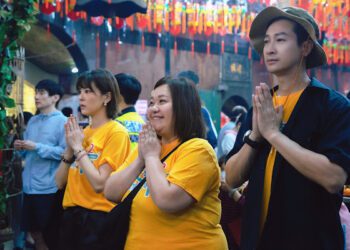 遶境遇熱情粉送水果 鍾欣凌開心表示：像美食路跑！狂吃！