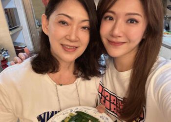 主播鄭亦真與母合照像姐妹  被媽抖出兒時超愛哭「一天哭23小時」