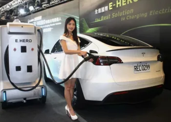 搶攻智慧充電樁市場　大宇子公司全達國際發表「E-HERO移動充電機器人」