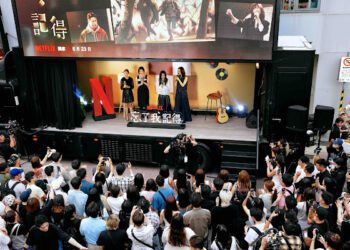素人歌手見徐佳瑩驚喜現身激動不已 感人場面令謝盈萱、周采詩、劉品言與現場眾多觀眾感性落淚