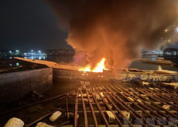 布袋鎮驚傳漁船火燒船 漁船陷入火海幸無人傷