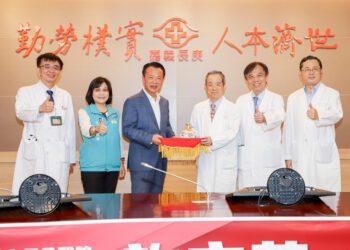 嘉義長庚名譽院長許文蔚　獲全球頂尖科學家　翁章梁表揚貢獻