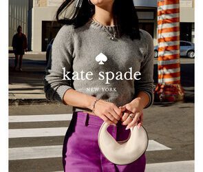 KATE SPADE NEW YORK 最新廣告活動「SPARK SOMETHING BEAUTIFUL」，除了經典 Z 世代「DUO」手袋、ICE SPICE 和 CHARLI D’AMELIO 回歸，也邀請 LAUFEY 出席