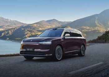 賽力斯發佈2025年中期強勁業績 營收達624億元，淨利潤同比增81%至29.4億元，研發投入激增近155%