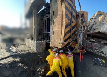 （更新驚悚畫面）快訊／高雄軍區工地出事！約59歲男疑被吊車壓住 右腿斷肢無生命跡象搶救不治