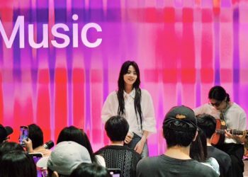 163braces登陸Apple Store 文青教主自爆解憂秘方「一天洗四次澡」
