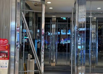 小犬颱風／台中”強陣風來襲”吹倒上百棵路樹 新光三越大門也被吹破