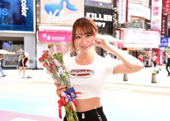 鈴木優香來台快閃接地氣 自掏腰包買康乃馨贈送民眾