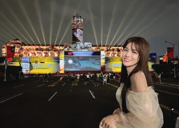 林岱縈賞國慶光雕｜街頭「嬌羞親吻」全被拍