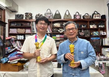 師生雙響炮　賴世昌與老師林舜青參加國際繪畫比賽並列冠軍