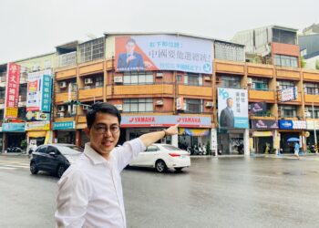 洗地掛看板諷柯 基進李宗霖：中國的選哲