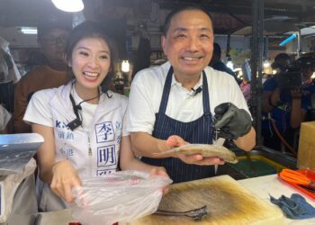 侯友宜高雄黃昏市場掃街 熱情鄉親希望為下一代翻轉台灣