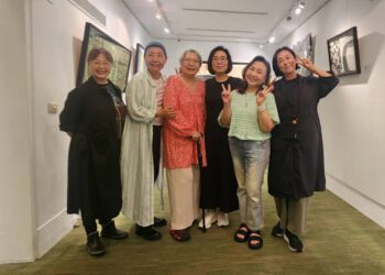 鄭怡力挺王新蓮《懸浮人生》畫展 憶 好姐妹連婚期都相近