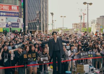 婁峻碩不僅招「財」還招人緣桃花！北中南簽唱吸引千人人潮朝聖