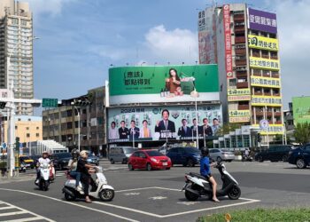 民進黨候選人聯合看板再現南高雄 力拚總統、立委全壘打