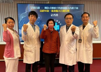 中榮首創 ¾ 側臥式機械手臂微創腹式脊椎手術