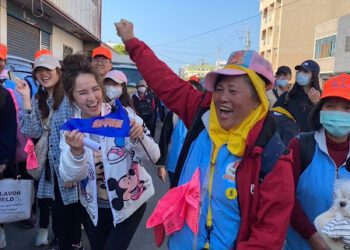 張齡予參予白沙屯媽祖進香 首次鑽轎腳熱淚盈眶