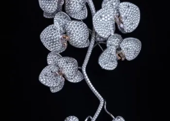 知名珠寶設計師以「台灣蘭花」發表精雕鑽石工藝