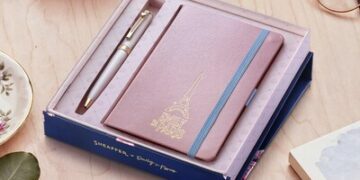 Sheaffer 推出全新《Emily in Paris》系列,寫情書給粉絲