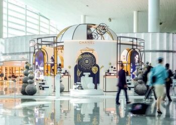 與香奈兒五號共度星光假期：韓際新世界免稅店在仁川機場開設夢幻大型展台