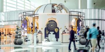 與香奈兒五號共度星光假期:韓際新世界免稅店在仁川機場開設夢幻大型展台