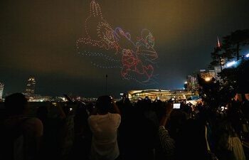 宏利香港全力支持 AllRightsReserved策劃及主辦的「維港海上大巡遊」 特別呈獻「維港海上⼤巡遊無人機匯演」