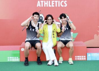 康議長探視全運會 喜逢田徑決賽高雄隊穿金戴銀奪銅