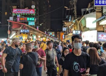 112國慶焰火在台中落幕 逢甲夜市湧人潮迺夜市