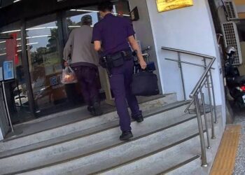 老翁呆坐土地公廟呢喃自語 引來穿制服的土地公指引回家路