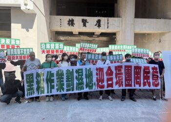 彰化縣府擬禁綠能產業　大城鄉民憤而北上丟泥巴陳情