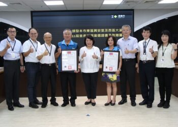 頒發興安里及大溪里第11屆新科里長當選證書 市長黃敏惠致贈匾額