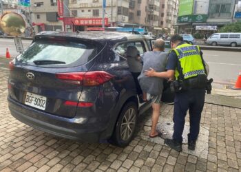 老翁外出散步跌倒 警暖心攙扶送返家