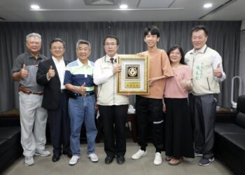 南市帕運羽球國手方振宇獲總統教育獎 黃偉哲頒牌嘉勉臺南之光