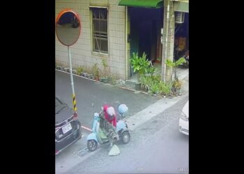 (三寶片)大媽騎電動車擦撞停民宅自小客 竟裝沒事落跑 警方要查了