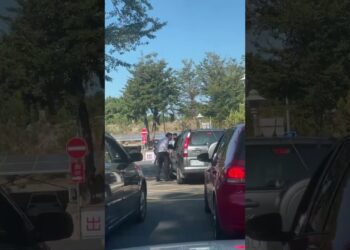 (互嗆片)兩禮儀公司疑因停車糾紛 互拍引擎蓋爆口角衝突