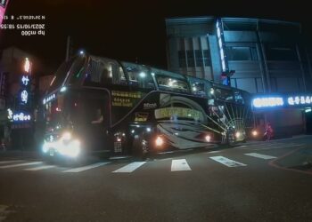 惡劣遊覽車未禮讓行人遭狠瞪  熱血駕駛「小姐我幫妳檢舉他」