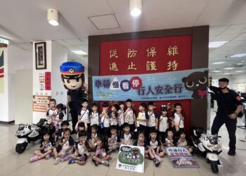預防山道猴 員警緊盯萌娃騎重機