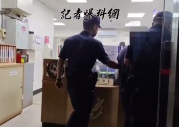 （逃逸移工跳河片）逃逸外勞遇警盤查跳入淡水河欲「水遁」　警消下水逮人