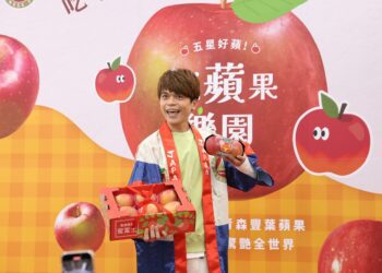 日本青森五星級高蜜度「豐葉蘋果」限時開賣!登錄發票抽青森機票　蔡阿嘎超市現蹤向「果粉」推銷 PK粉絲地心引力接蘋果