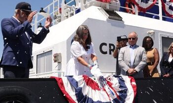 Crowley 在聖地亞哥港舉辦美國首艘全電動拖船命名下水典禮