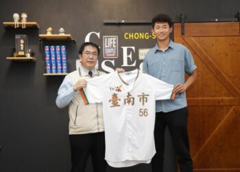 「火球男」林振瑋加盟美職大聯盟紅雀隊 黃偉哲致贈球衣祝福發光發熱