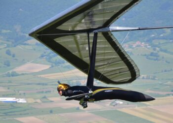 男子玩極限滑翔慘遭機翼「腰斬」！「五條路」上的居民都哭了 