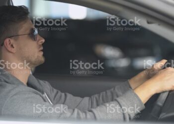 為何很多男人下班到家都要在車上待一陣子？網嘆：逼不得已 