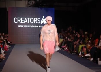 影 / 男子穿垃圾袋成功混入走秀看台！迷之自信竟讓全場無人發現 