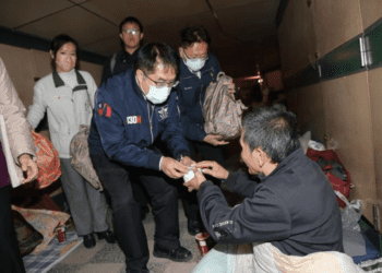 入冬首波寒流來襲 黃偉哲為街友寒冬送暖 啟動低溫關懷