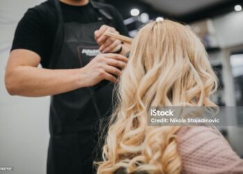 正妹接髮完才驚覺自己沒帶半毛錢！打電話搬救兵也沒用 