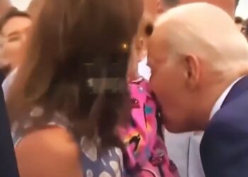 拜登舔女童數秒影片瘋傳？網批：噁心！ 