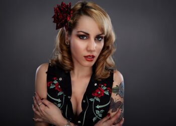 孩子到底該不該讓渾身刺青的女老師教導？網上兩派人馬戰翻天 