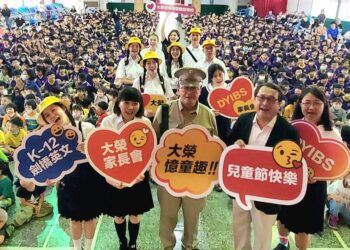 漾新聞|大榮兒童節大人打頭陣 穿復古制服背書包攜手學童歡樂上學趣！